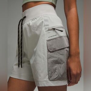 ၁၁Lululemon Multi-Pocket Cargo High-Rise Hiking Short 5"
Seal Grey